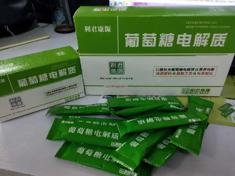 及时补充水分，但远离含糖饮料：了解糖精和电解质的不良影响